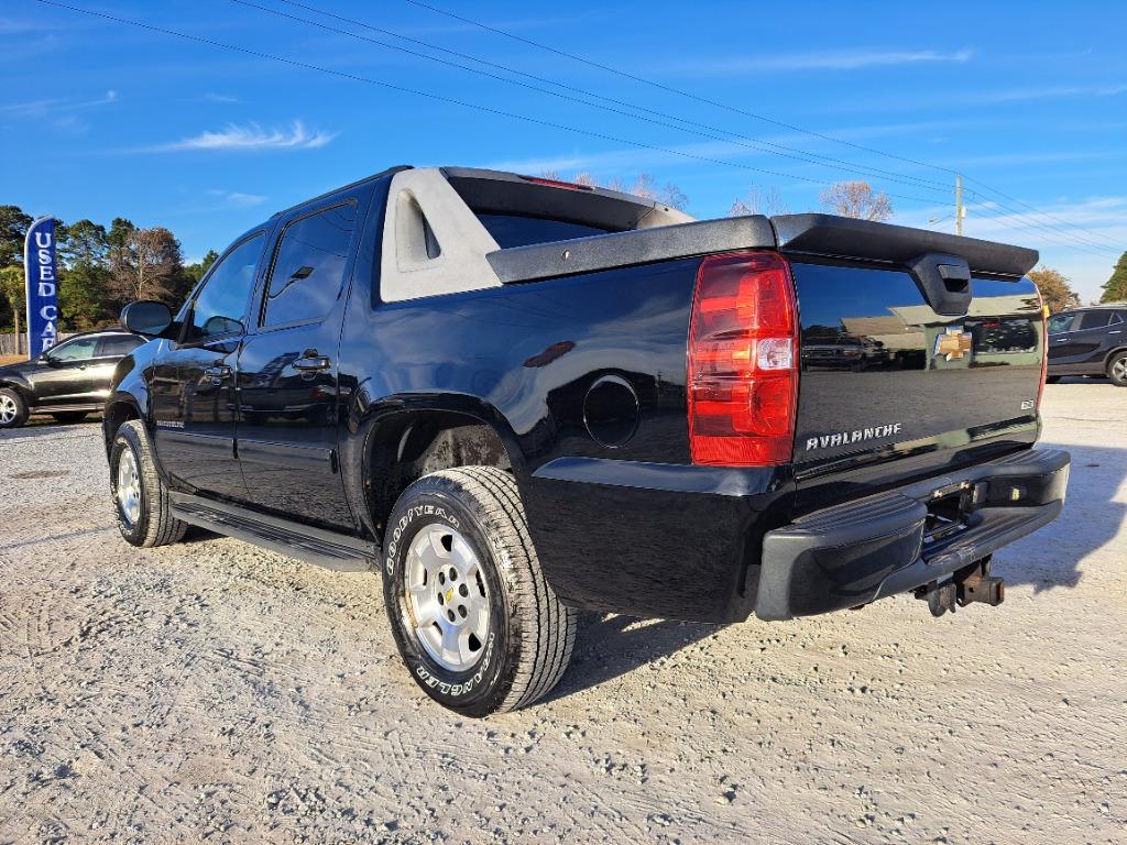 2012 Chevrolet Avalanche LS photo 4