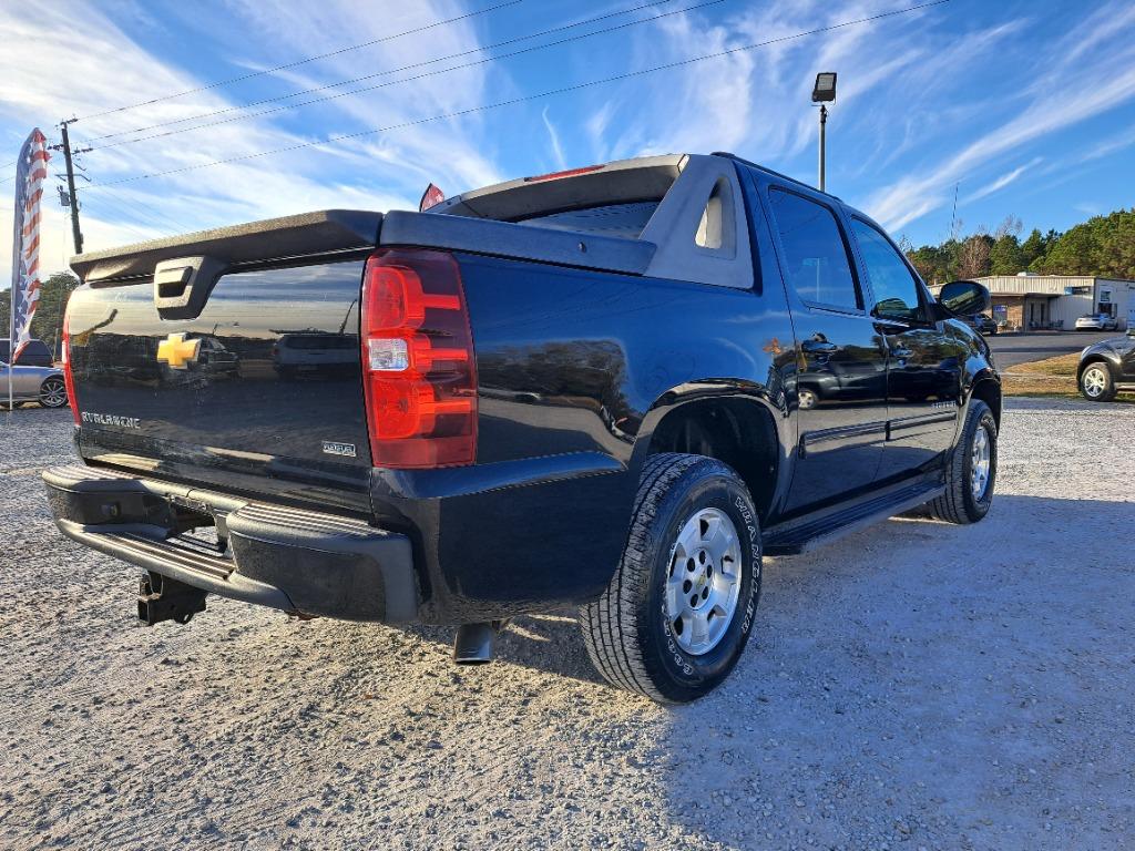 2012 Chevrolet Avalanche LS photo 3