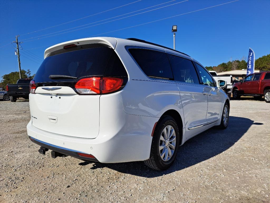 2017 Chrysler Pacifica Touring-L photo 3