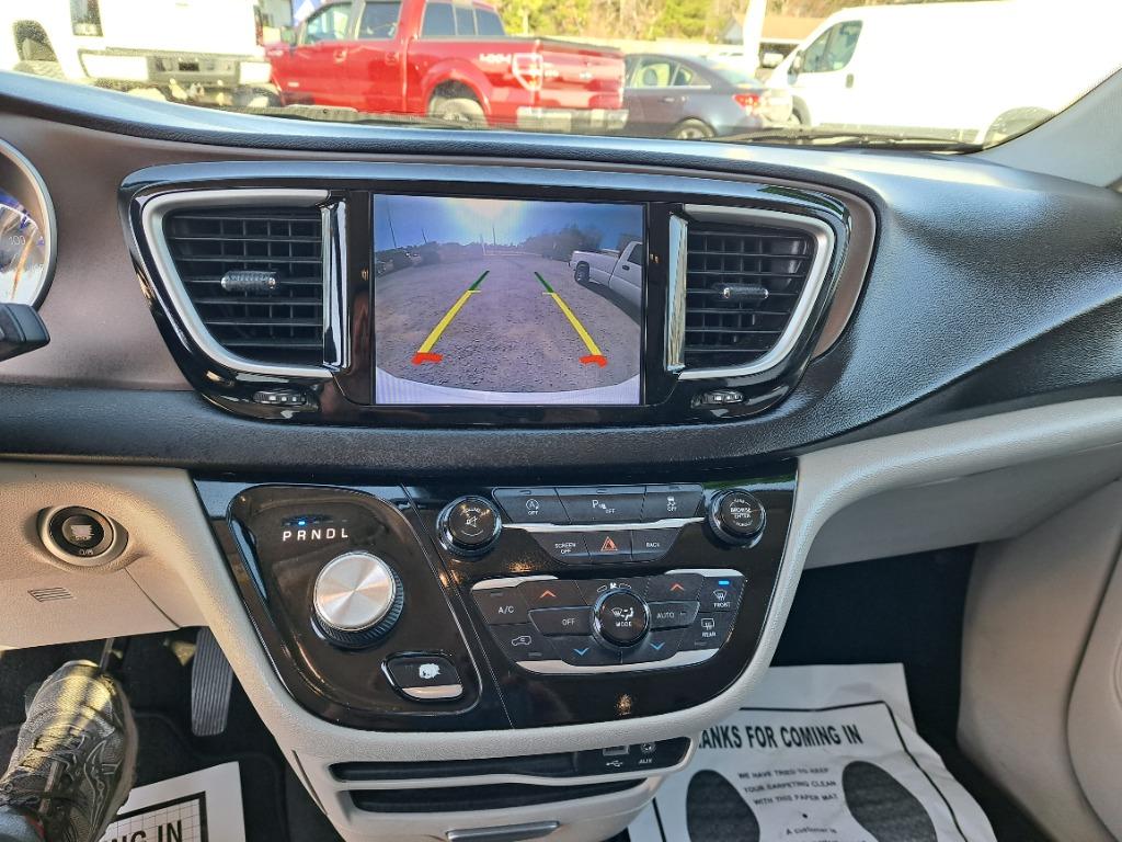 2017 Chrysler Pacifica Touring-L photo 11