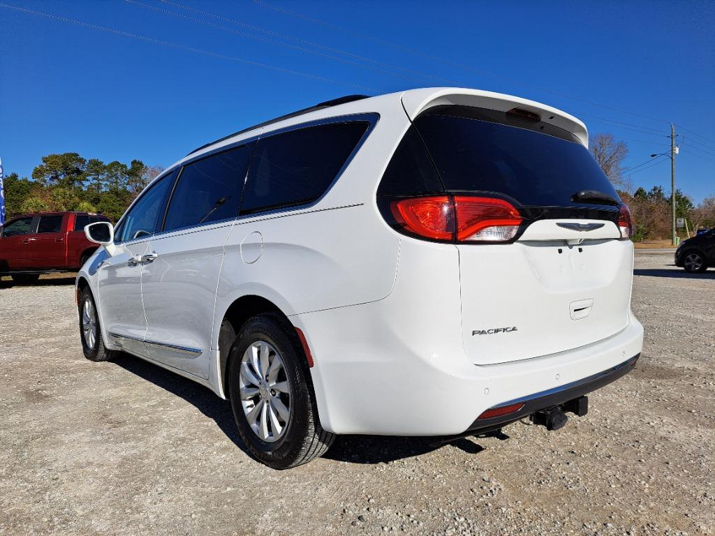 2017 Chrysler Pacifica Touring-L photo 4