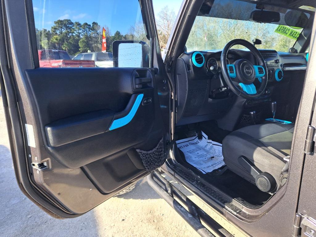 2014 Jeep Wrangler Unlimited Sahara - Photo 17